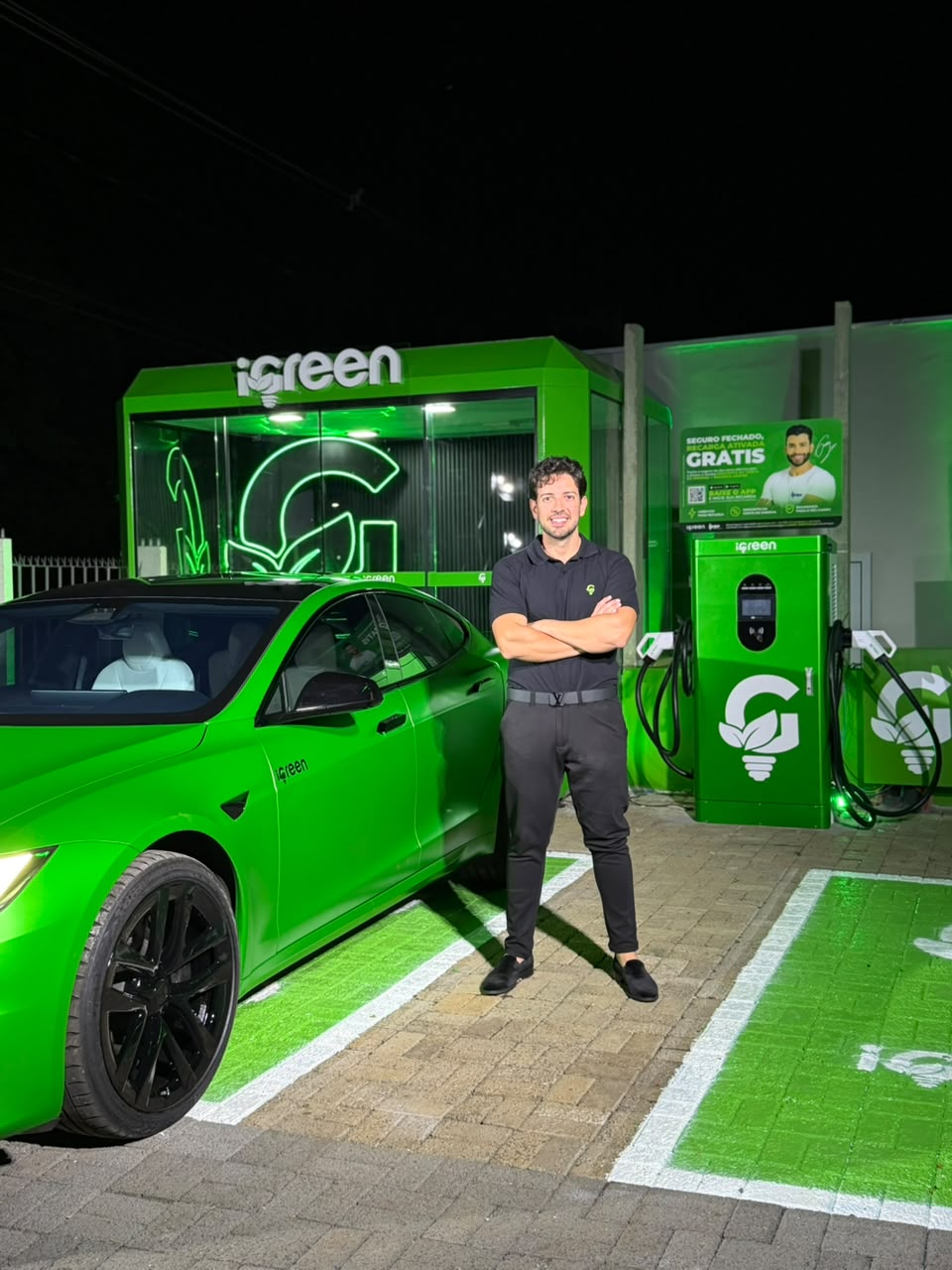 Eletroposto iGreen com carro elétrico e representante